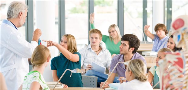 Medizinstudierende fühlen sich nicht gut über die Arbeitsbedingungen und Anforderung der ambulanten Versorgung informiert und wünschen sich, das notwendige Wissen im Studium zu integrieren, wie das KBV-Berufsmonitoring Medizinstudierende 2022 zeigt.