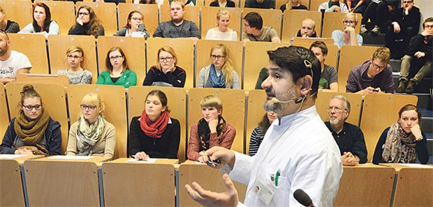 Zwist um die Allgemeinmedizin im Studium Medizinstudierende im Hörsaal: Beim Masterplan 2020 wird auch die Stärkung der Allgemeinmedizin diskutiert.