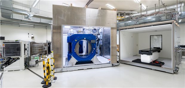 TU Dresden testet MRT-geführte Protonentherapie Medizintechnik auf höchstem Niveau: Innenansicht des Prototypen einer MRT-geführten Protonentherapie mit Patientenliege und vertikal orientierten Magneten.