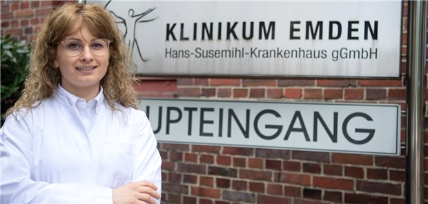 Ärzte werben in Videos für Vertrauen in die Corona-Impfung Megi Shehi, Assistenzärztin für Neurologie, am Haupteingang des Klinikums Emden.