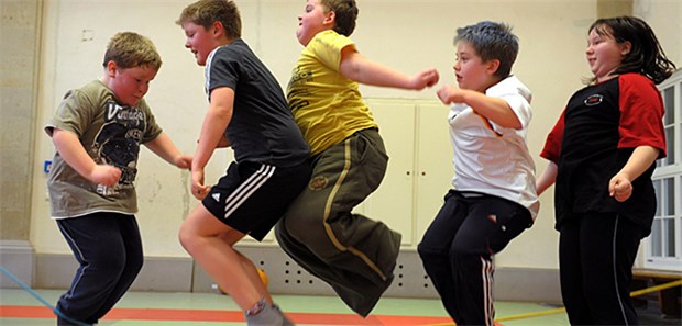 Ärzte gehen auf Gegenkurs zu Schokoriegel und Cola Mehr Bewegung und vor allem eine gesunde Ernährung soll Kindern eine Zukunft ohne zu viele Pfunde ermöglichen.