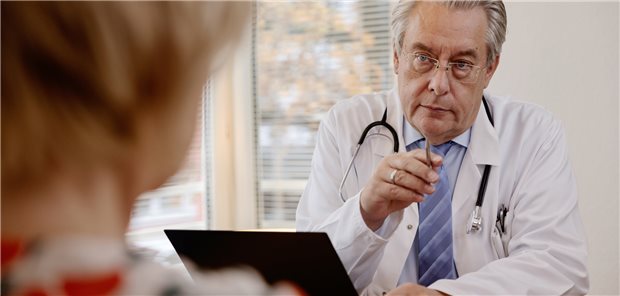 Mehr Digitalisierung in der Praxis kann den Arzt zunächst mehr Zeit kosten. Eine Praxisassistentin könnte da vielleicht einige Aufgaben übernehmen, muss aber auch finanziert werden.
