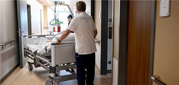 Bund-Länder-Poker um Lauterbachs Klinik-Atlas geht weiter Pflegekräfte schieben Bett in einer Klinik.