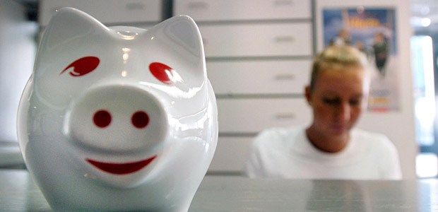 Mehr Geld für MFA Mehr Geld ins Gehaltssparschwein? Das wird es auch für die Azubis in den Praxen geben.