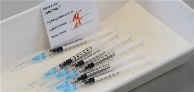 KBV fordert Zuschläge für weitere Impfsprechstunden Mehr Honoarar, weniger Bürokratie die notwendige Schutzausrüstung fordert die KBV für ihre impfenden Ärzte vom Gesetzgeber.