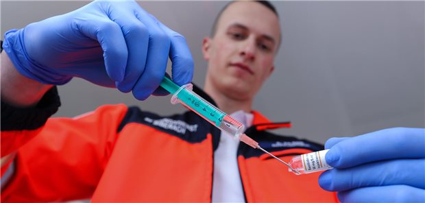 Ein Notfallsanitäter zieht eine Spritze auf.
