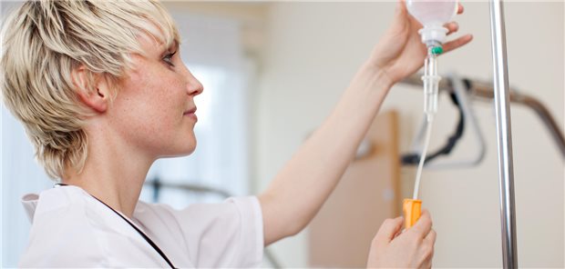 Pflegekraft stellt Infusion ein