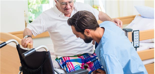Mindestlöhne für Altenpflegekräfte sollen in drei Schritten steigen Mehr Lohn und Urlaub sollen Beschäftigten in der Altenpflege ab September zustehen.
