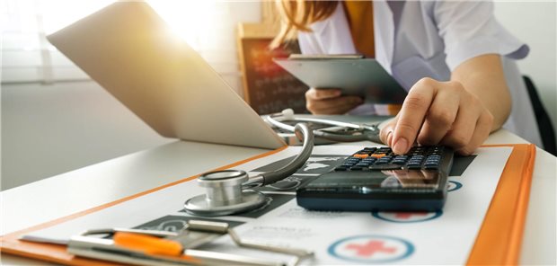 Eine Ärztin mit Taschenrechner