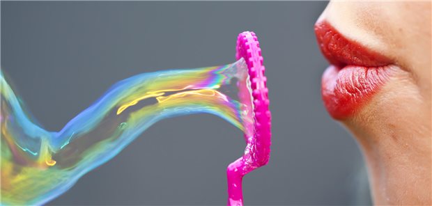 Donna che fa bolla di sapone