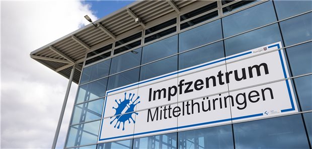 Hans-Böckler-Stiftung: Bis Ende Juli können mehr als 50 Millionen geimpft sein Mehr Tempo bei den Impfungen – in Impfzentren, wie hier in Erfurt – sowie durch die Einbindung von Hausärzten. 670.000 Menschen müssten täglich geimpft werden – dann könnten bis Ende Juli mehr als 50 Millionen Menschen in Deutschland immunisiert sein.
