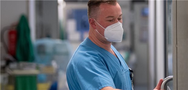 Mehr Verantwortung gewünscht: Drei Viertel der Pflegeprofis sprechen sich für eine Kompetenzerweiterung der Berufsgruppe aus.