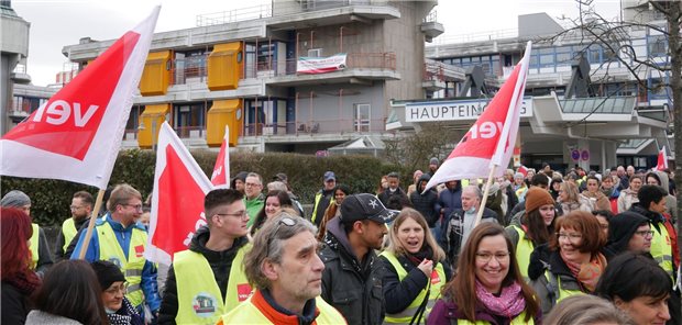 550 Ärzte unterstützen Streikende am Uniklinikum Gießen/Marburg Mehr als 1000 Beschäftigte der Universitätskliniken Gießen und Marburg sind am Mittwochvormittag vor die Großkrankenhäuser gezogen.