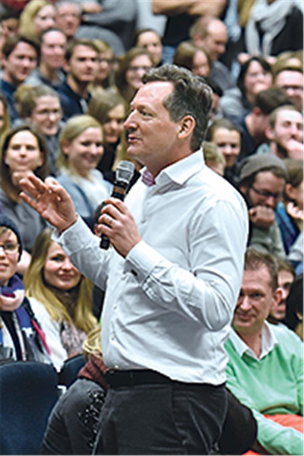 Hirschhausens Plädoyer fürs Zuhören Mehr als 1000 Besucher im Audimax der Marburger Philipps-Universität: der Arzt und Kabarettist Dr. Eckart von Hirschhausen tritt auf.