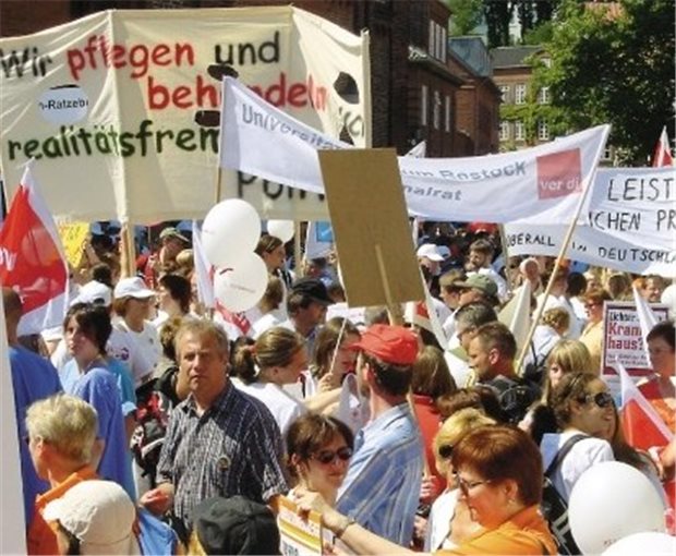 Lautstarker Empfang Mehr als 3000 Klinikmitarbeiter demonstrierten gestern in Plön.