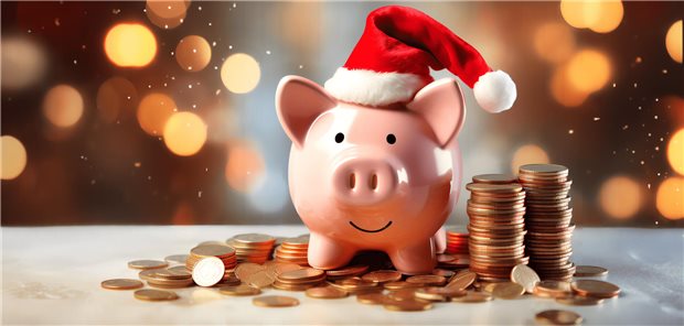 Die meisten Tarifbeschäftigten erhalten Weihnachtsgeld Sparschwein mit Nikolausmütze und Geldstücken.