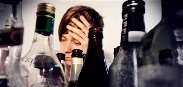 Mehr als ein Fünftel der Bevölkerung nimmt Alkohol in riskantem bis suchtkrankem Ausmaß zu sich. (Symbolbild mit Fotomodell)