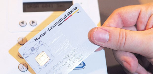 Qualifizierte Signatur erst 2015 Mehr als ein Muster ohne Wert: Die E-Card steckt in vielen Portemonnaies von Versicherten, die Anwendungen lassen noch auf sich warten.