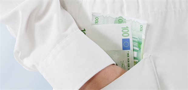 Mehr als erlaubt in die Tasche gesteckt? Abrechnungsbetrug und sonstiges Fehlverhalten kostet die Krankenkassen jährlich Millionen.