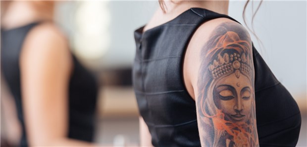 Mehr als jeder fünfte Erwachsene in Deutschland trägt ein oder mehrere Tattoos. 