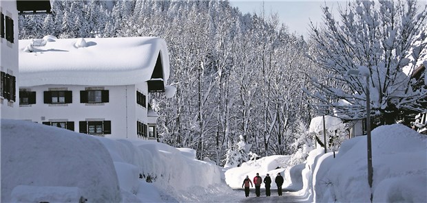 Wie Hausarzt Dr. Köhler dem Schnee trotzt Mehr als mannshoch türmt sich der Schnee in Berchtesgaden Buchenhöhe, das weitgehend von der Außenwelt abgeschnitten ist. Im Bild sind ein Arzt und drei Patienten des Asthmazentrums vor Ort.