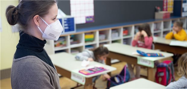 Frühere Corona-Impfung für Lehrer und Erzieher zeichnet sich ab Mehr als nur Maske: Eine Höherstufung von Lehrern und Erziehern bei der Impfpriorisierung gegen das Coronavirus rückt näher.