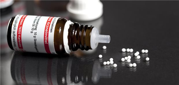 Mehr drin, als man denkt? Was Globuli über Placeboeffekte hinaus bringen, ist in der Wissenschaft noch lange nicht abschließend entschieden. Zuletzt hat ein systematisches Review den Homöopathen Aufwind gegeben.