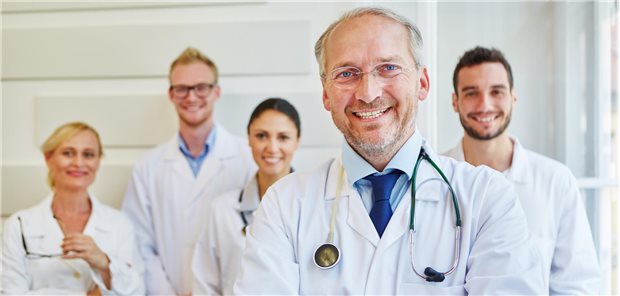Eine Gruppe Ärzte lacht in die Kamera