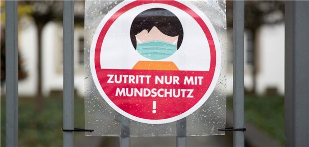 Pädiater begrüßen Wegfall der Corona-Maskenpflicht im Schulunterricht Mehrere Bundesländer haben zuletzt die coronabedingte Maskenpflicht im Unterricht abgeschafft. Für den Präsidenten des Berufsverbands der Kinder- und Jugendärzte, Dr. Thomas Fischbach, sollte das Tragen eines Mund-Nasen-Schutzes im Unterricht „die Ausnahme und nicht die Regel“ sein.