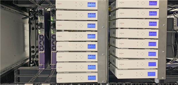 Mehrere Unternehmen bieten Ärzten an, den Konnektor als Dienstleistungsstrom in der Cloud zu nutzen. Das kann Vor- und Nachteile haben. Im Bild Konnektorfarm in einem Rechenzentrum der Concat AG – hier noch mit alten Konnektoren.