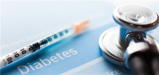 Stethoskop und Spritze liegen auf den Unterlagen von einem Diabetes-Test.