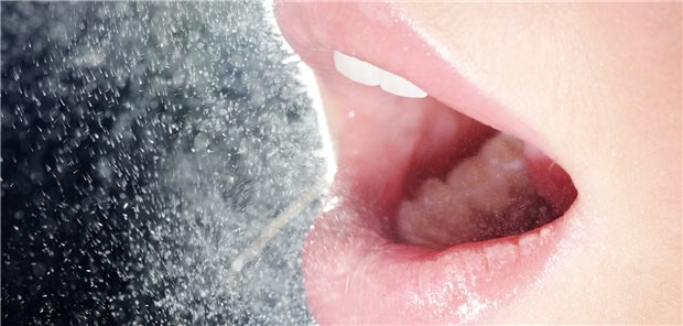 Fördert Sprechen eine Ansteckung mit SARS-CoV-2? Mehrere tausend Aerosol-Tröpfchen entstehen schon beim normalen Sprechen.