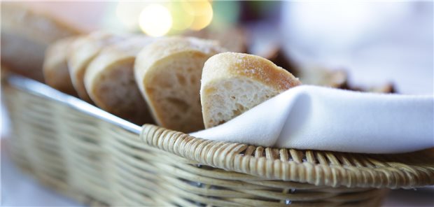 „Mein Essen zahl’ ich selbst“ – die Ärztegruppe Mezis setzt sich für Transparenz und gegen Einflussnahme im Gesundheitswesen ein. Dazu gehört auch, das Bewusstsein für mögliche Einflussnahmen zu schärfen – und im Zweifel lieber selbst zu zahlen als sich einladen zu lassen, schreibt Kolumnist Bernd Hontschik.
