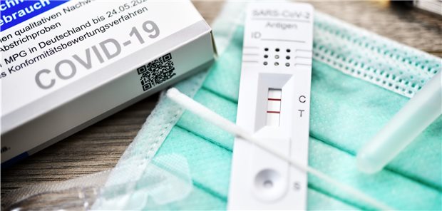 „Mein Test hat nicht funktioniert, da sind ja zwei Striche zu sehen“: Mancher Zeitgenosse versteht offenbar Selbsttests nicht.