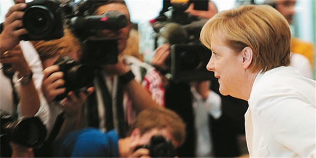 Von der Welt- zur Gesundheitspolitik: der Berliner Kleinkrieg perlt an Angela Merkel ab Meine Sicht der Dinge: Bundeskanzlerin und CDU-Chefin Angela Merkel nimmt am Mittwoch in Berlin vor der Bundespressekonferenz Platz.