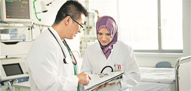 Die Crux mit dem Diplom Meist arbeiten Inhaber anerkannter ärztlicher Drittstaatendiplome in Krankenhäusern.
