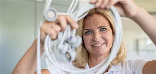 Von Job zu Job: So arbeitet die erste komplett mobile, buchbare MFA Melanie Dürr im EKG-Raum einer Gemeinschaftspraxis in Heusenstamm.