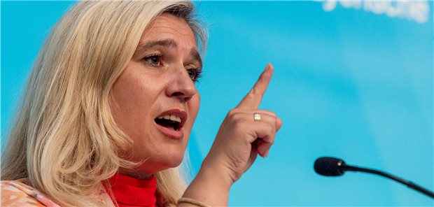 Ministerin Huml wusste deutlich früher von Corona-Testpanne Melanie Huml, Bayerns Staatsministerin für Gesundheit und Pflege, muss erklären, seit wann sie von der Panne bei den Corona-Tests wusste.