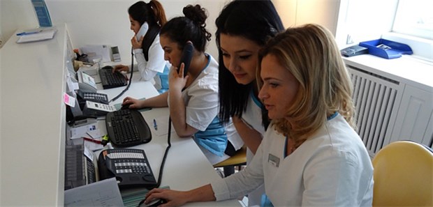 Multi-Kulti macht locker Melanie Müller (r.) bei der Arbeit mit ihren MFA-Auszubildenden im HNO-Haus Frankfurt.