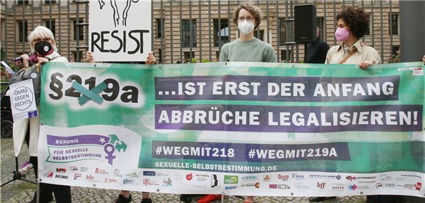 Abschaffung von § 219a StGB: Justizminister legt Entwurf vor Menschen demonstrieren im September 2021 vor dem Bundesrat für die Abschaffung des Paragrafen 219a. Der Bundesrat lehnt einen Antrag von fünf Ländern aber ab.