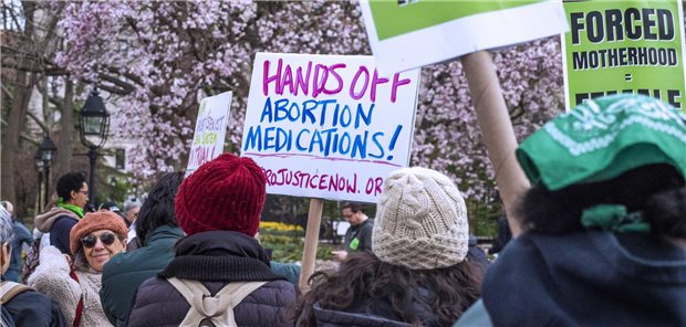 Menschen demonstrierten im April gegen die von einem texanischen Bundesgericht ausgesetzte Zulassung des Abtreibungsmedikaments Mifepriston.