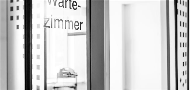 Menschen, die aufgrund von Beschwerden einen Arzt sehen wollen, würden zehn Tage Wartezeit in Kauf nehmen. Für zwei Drittel der Ärzte (66 Prozent) sind nicht wahrgenommene Termine das größte Ärgernis. Das ergibt eine Umfrage im Auftrag von Jameda.