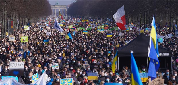 Hunderttausende demonstrieren in Deutschland für den Frieden Menschen halten Schilder, Fahnen und Plakate bei einer Demonstration unter dem Motto „Stoppt den Krieg! Frieden für die Ukraine und ganz Europa“ gegen den russischen Angriff auf die Ukraine. Mehr als 100.000 Menschen demonstrierten allein in Berlin.