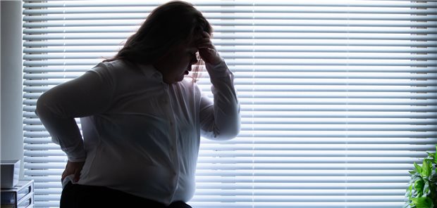 Menschen mit Adipositas sind häufiger von der idiopathischen intrakraniellen Hypertension betroffen. Die „Abnehmspritze“ könnte Betroffenen auch in Bezug auf die Kopfschmerzen helfen.