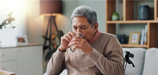 Menschen mit COPD schlucken oft während der Einatmung – ein schlechtes Timing. Weil die Einatmung auf das Schlucken folgt, steigt die Aspirationsgefahr. (Symbolbild mit Fotomodell)