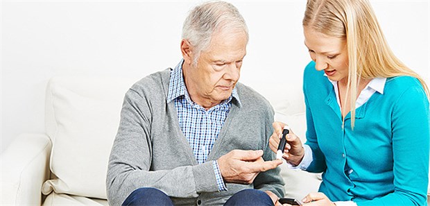 Menschen mit Diabetes und Demenz benötigen die Unterstützung von Pflegenden, betont die DDG.