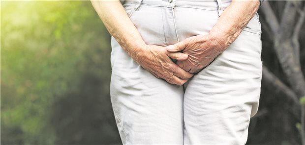 Ältere Frau hält sich die Hände von außen auf die Blase
