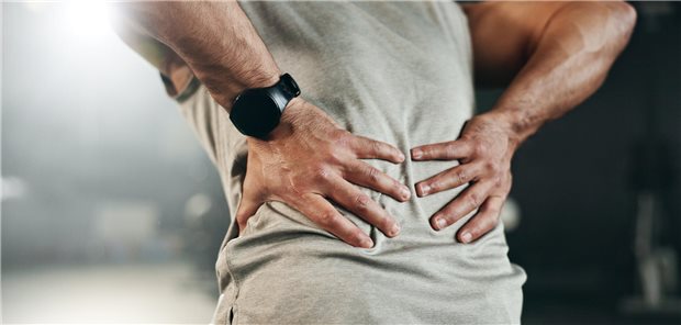 Mann mit Kreuzschmerzen