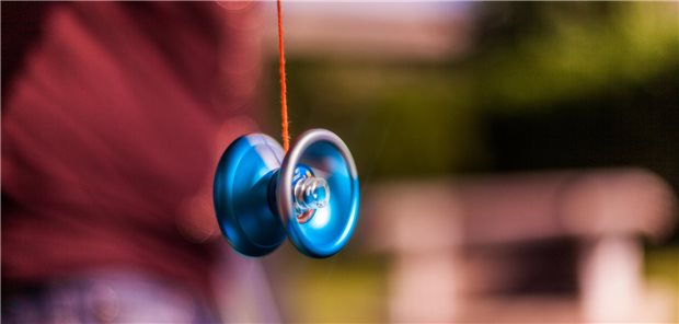 Ein Jo-Jo schnellt nach oben.