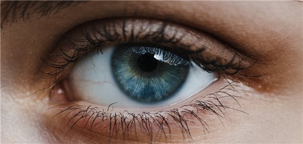 Nahaufnahme eines Auges (blau).